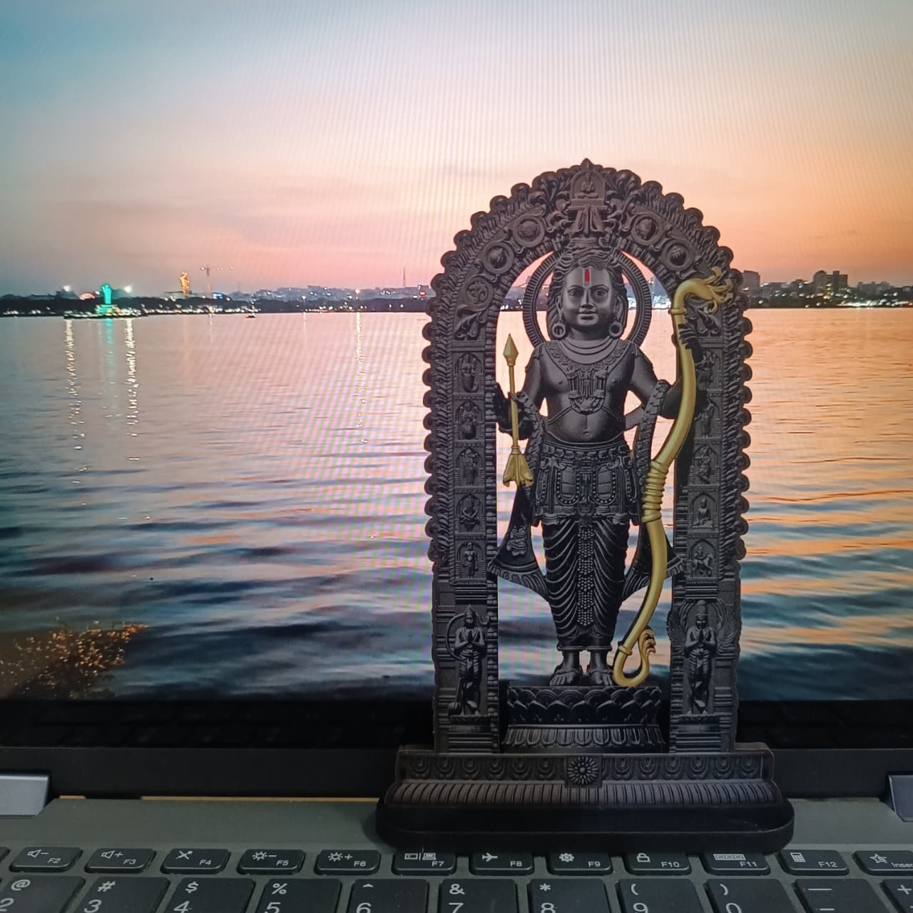 राम लला दिव्य प्रतिमा टेबल टॉप स्टैंडी - Image 4